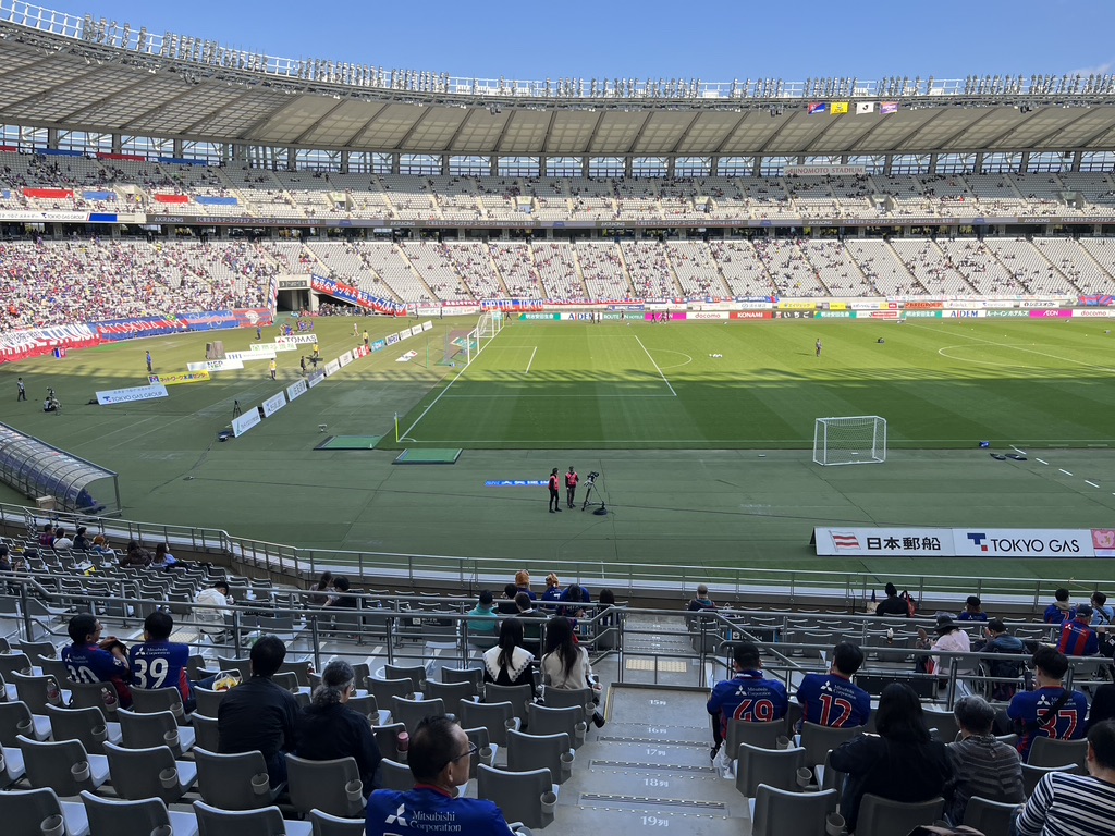 味の素スタジアムの見え方は遠い？座席別の視界と後悔しない双眼鏡選び