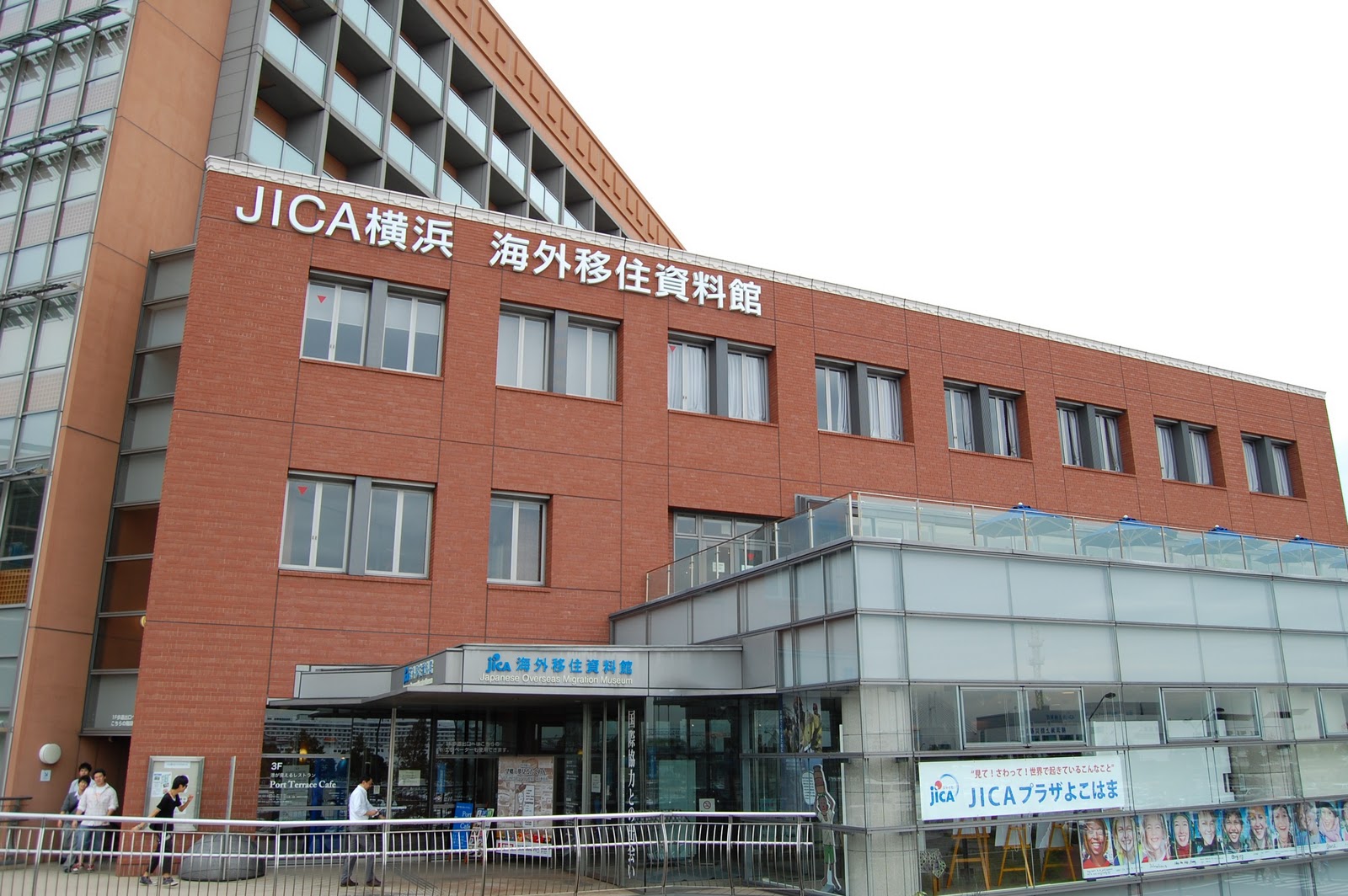【2026年最新】赤レンガ倉庫のすぐ隣！「Jica横浜」で味わう世界の絶景グルメと、まだ見ぬ地球に出会う旅