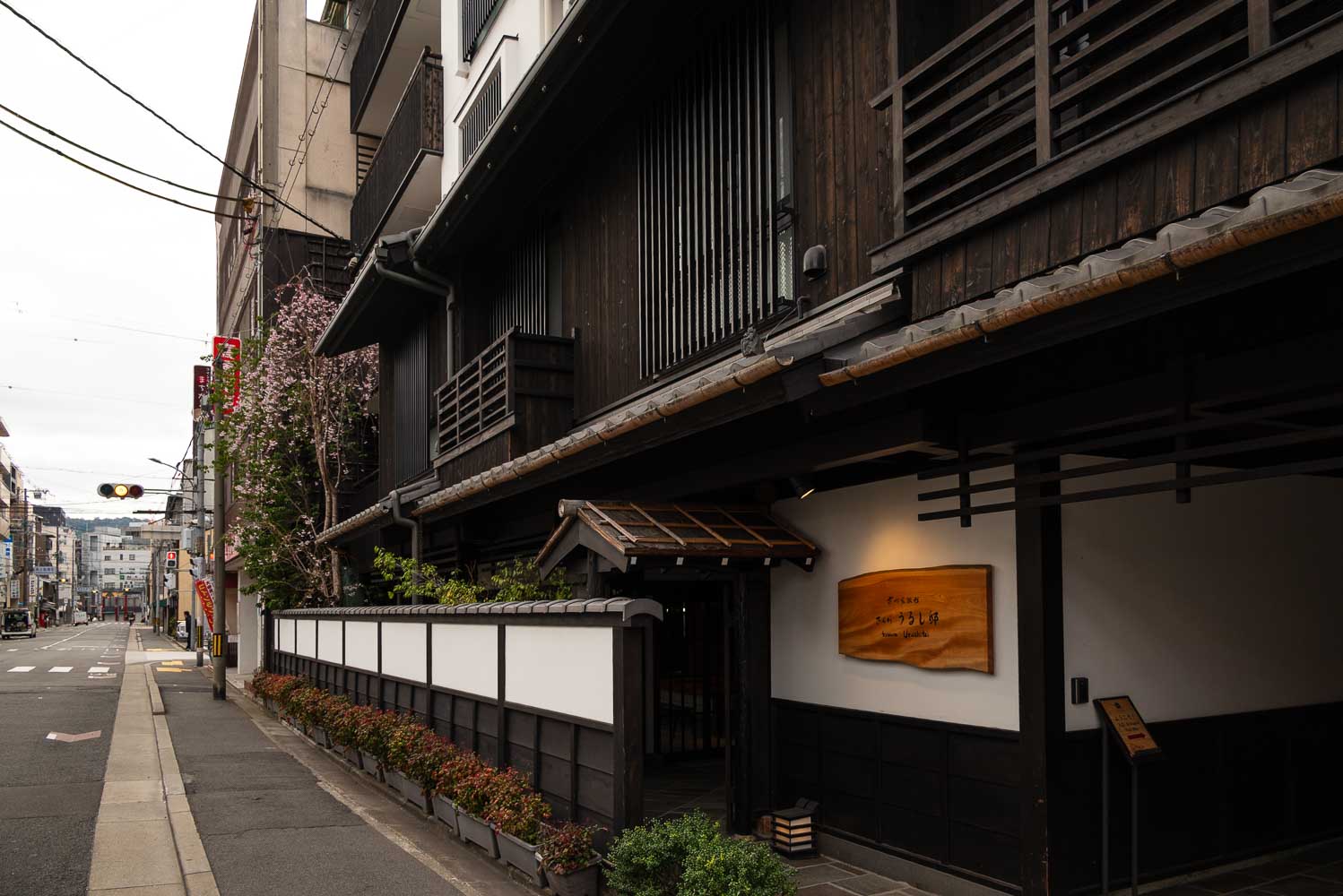 2026年、京都の路地裏で静かに浸透する「滞在型文化再生」——「京町家 旅館 さくら 漆邸」が魅せる、観光消費の先にある本物の静寂