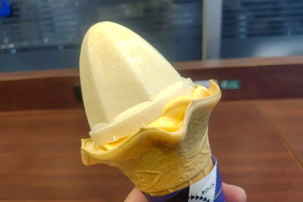 ソフトクリームの蓋に隠された秘密！持ち帰り時の役割と開け方のコツ