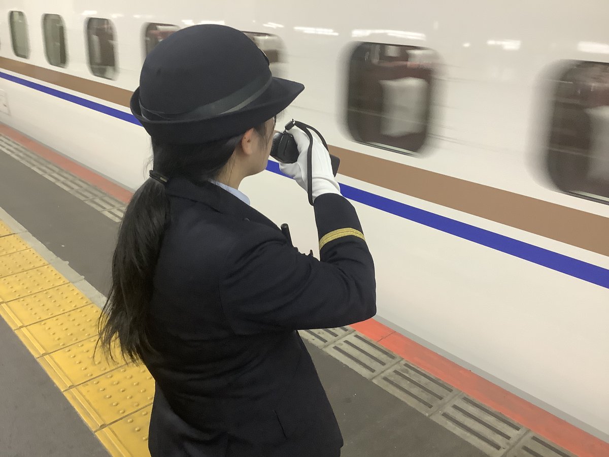 なぜ駅員はマイクを口元に密着させる？独特な声と仕組みの真相