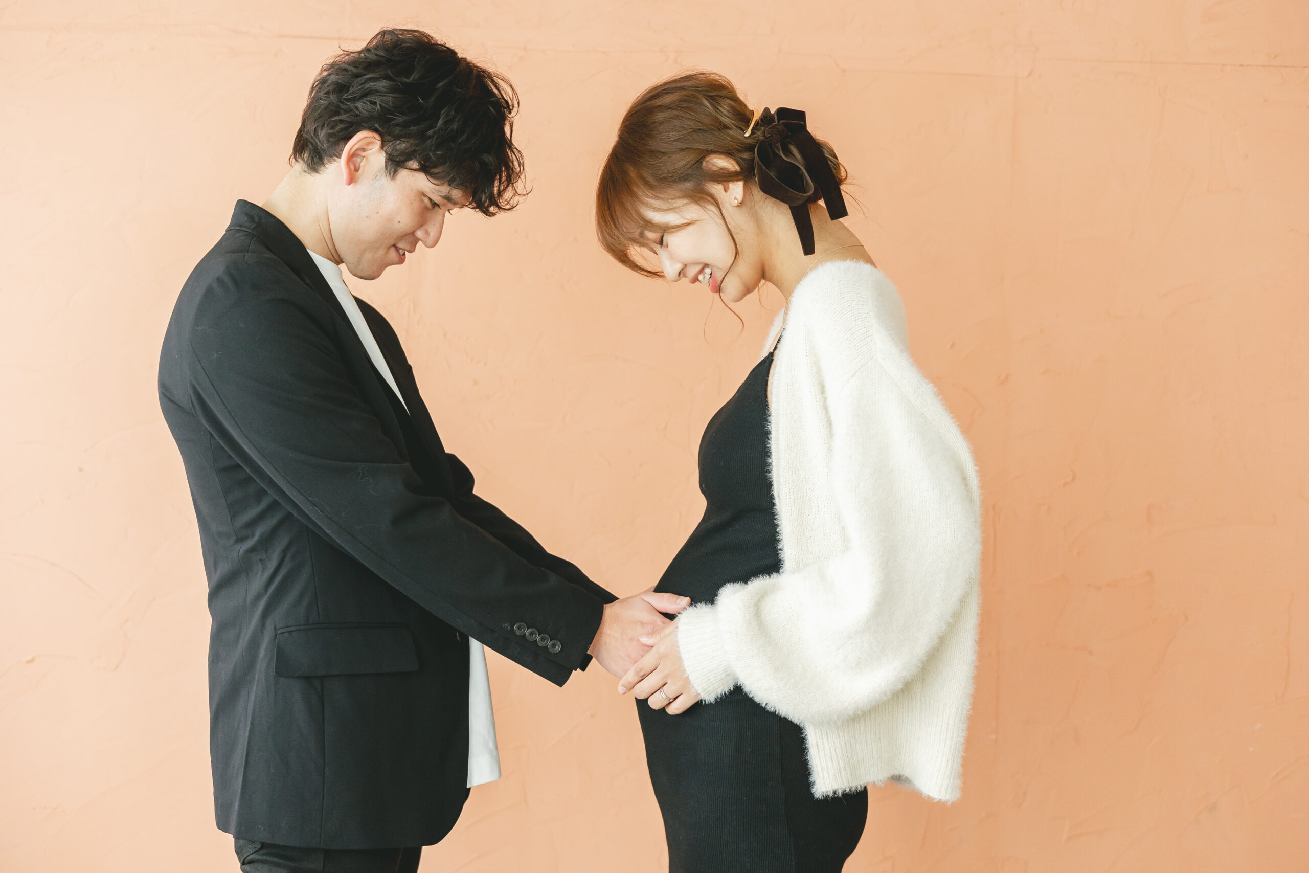 マタニティフォトはお腹を出さない！私服＆ワンピで映える最新トレンド