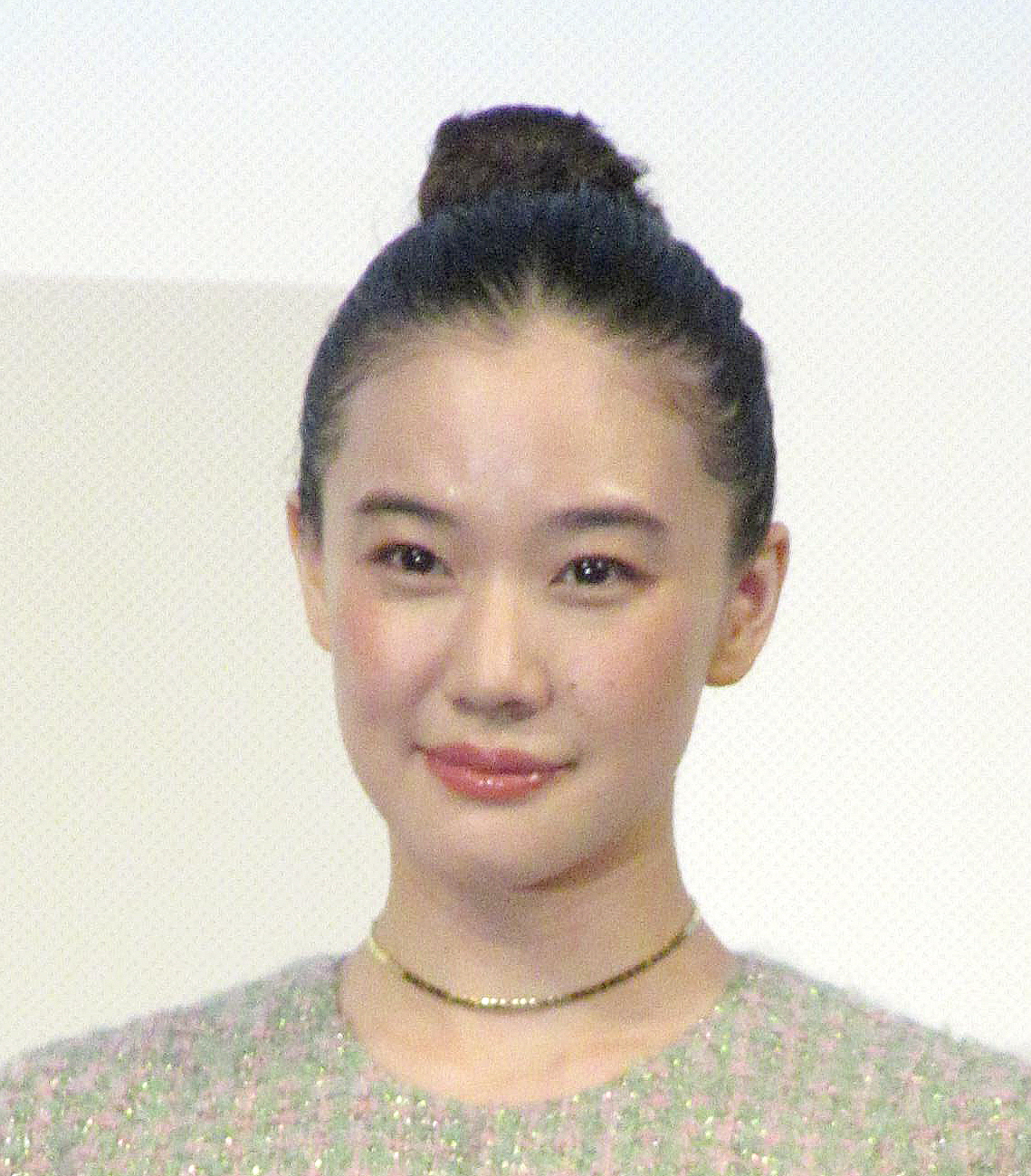 共産党を支持する芸能人の真相｜赤旗登場の理由と噂の実態を徹底解剖
