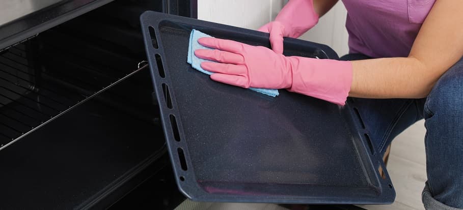 How to Clean a Baking Tray