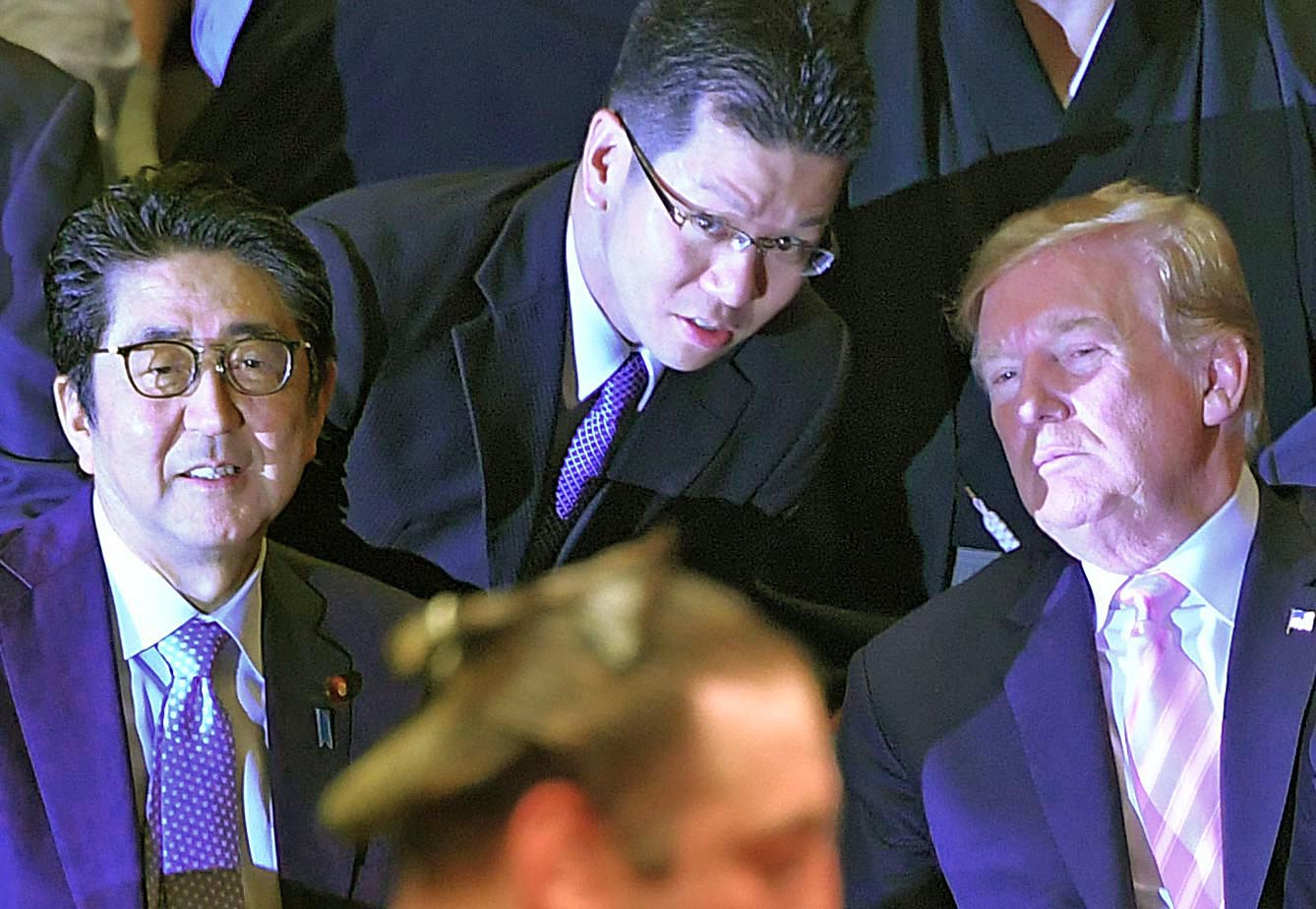 トランプ通訳はなぜプロ泣かせ？同時通訳の苦労と意訳の真相を徹底解説