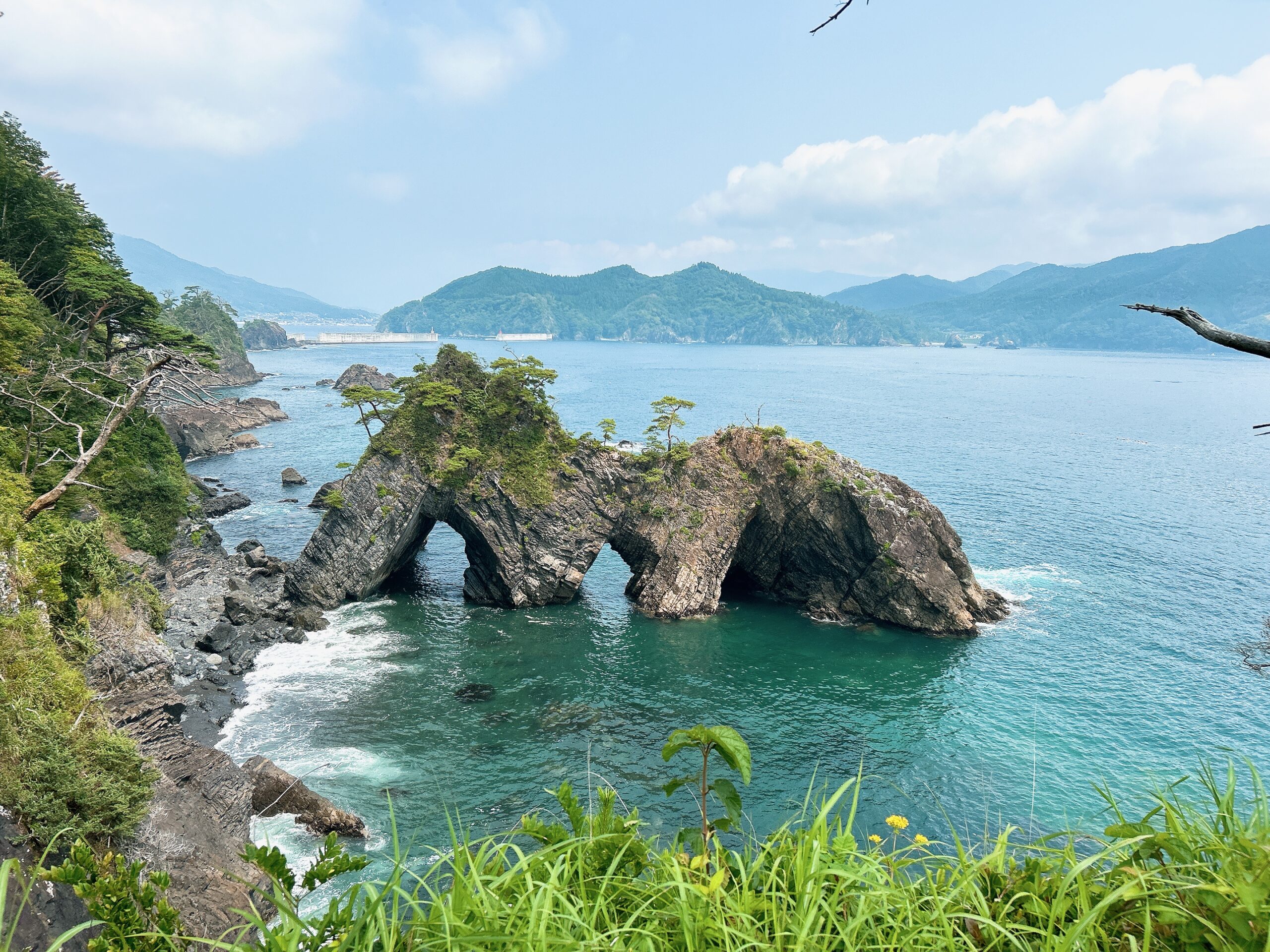 大船渡「穴通磯」完全攻略！3つの巨穴くぐる絶景と最新観光情報