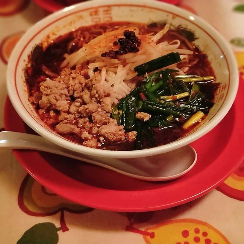 難波で連夜行列！「屋台担々麺たぶっちゃん」の激辛中毒性と最新混雑攻略