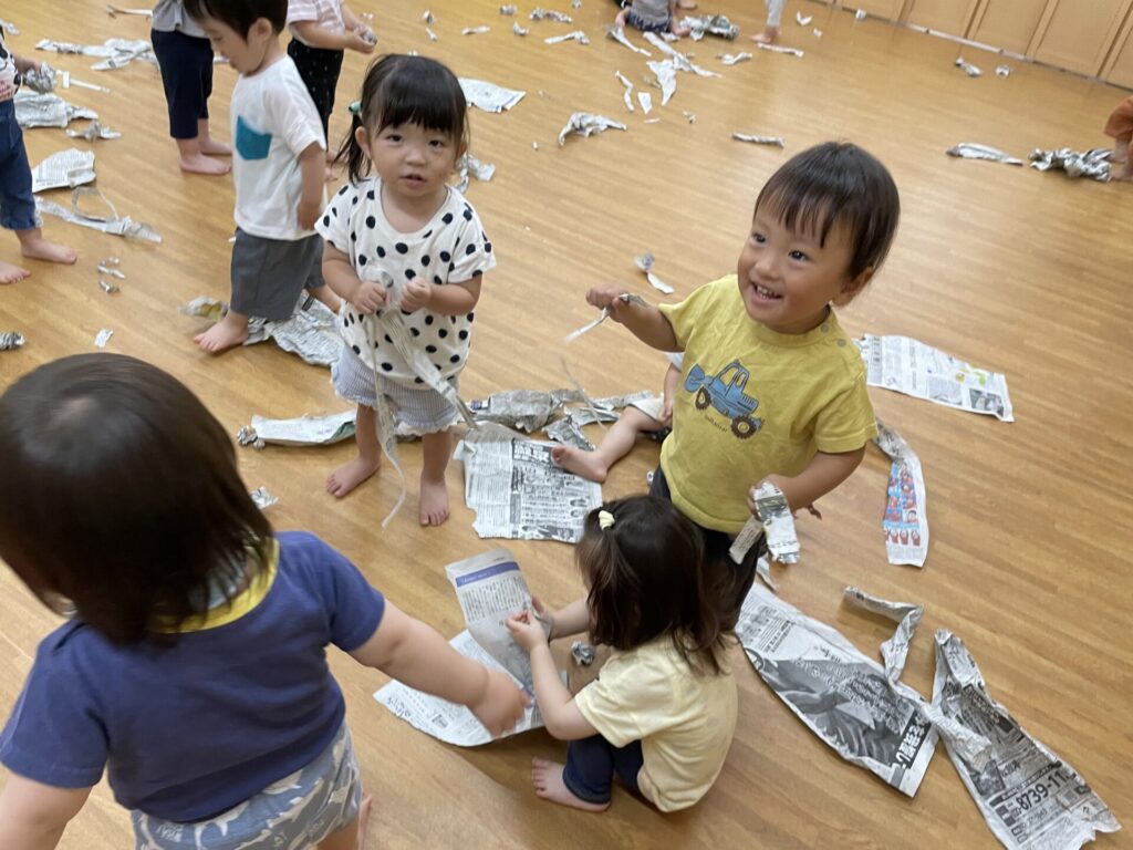 雨の日の救世主！五感を刺激する「新聞紙遊び」が1歳児の発育に効く理由と即実践できる神アイデア【2026年最新育児トレンド】