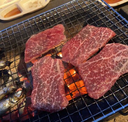 広島の夜を支配する極上肉の魔力。なぜ「炭火 焼肉 ご ろう 流川 店」は予約困難店へと変貌を遂げたのか？
