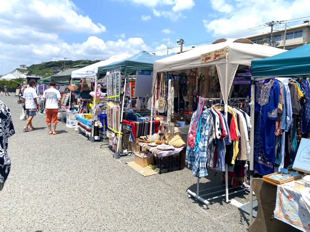 七里ヶ浜フリマ2026最新情報！出店倍率や雨天中止基準と混雑回避策
