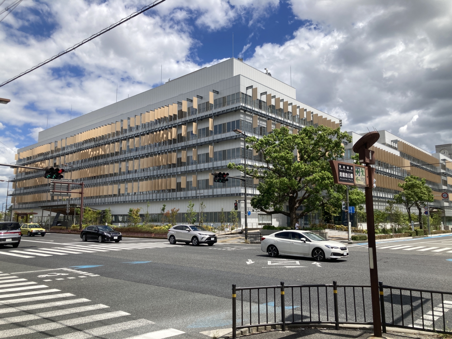 【2026年最新】伊丹市役所が変えた自治体の未来！隈研吾建築の温もりに高度Dxと防災機能が融合する地域拠点のリアル