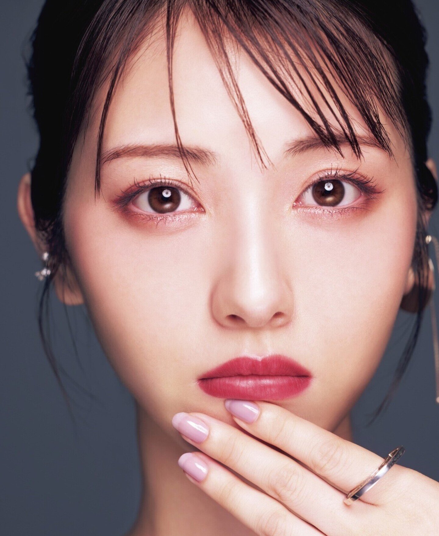 【2026最新】浜辺美波メイクのやり方徹底解説！圧倒的透明感を作る愛用コスメ