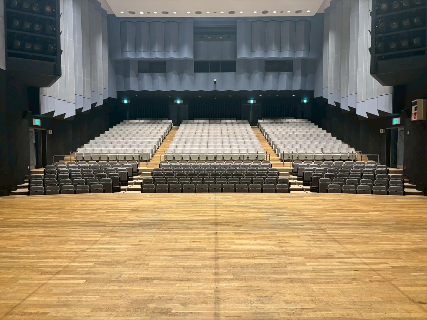 【2026年現地ルポ】響きと街が交錯する都市郊外の文化拠点「Ima ホール」――なぜ今、この500席の空間に人が惹きつけられるのか