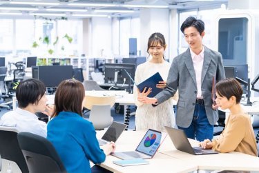 「オフィス回帰」の限界点。2026年、なぜ若者たちは職場で「帰りたい」と絶叫するのか