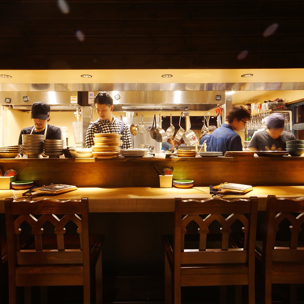 炭火とワイン京都駅前店が人気の理由！無制限飲み放題と炭火肉の評判