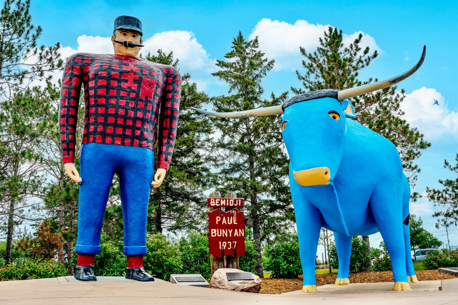Paul Bunyan and Babe Statue