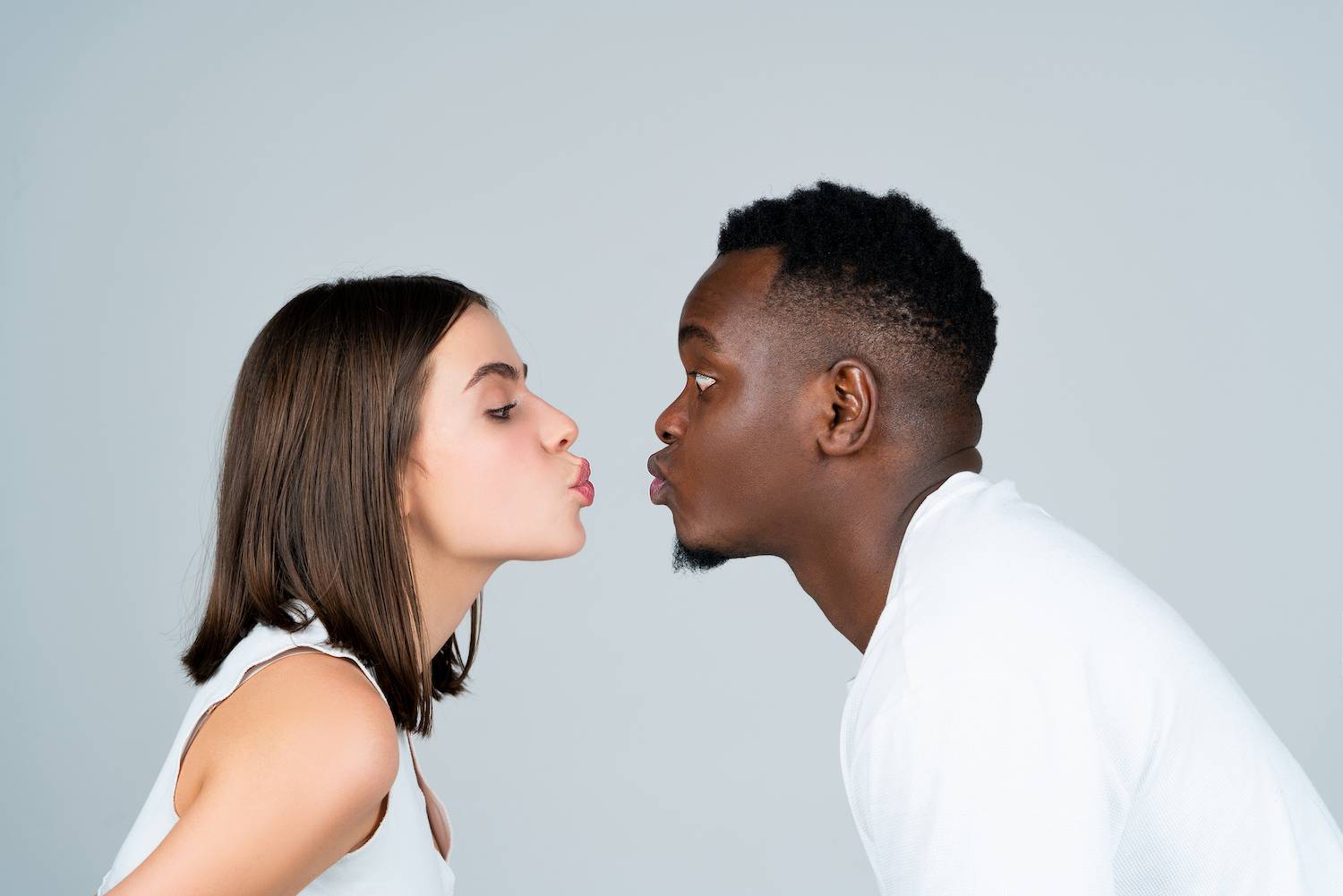 キスをする夢の深層心理と予兆｜相手別の意味やリアルな感覚の真相