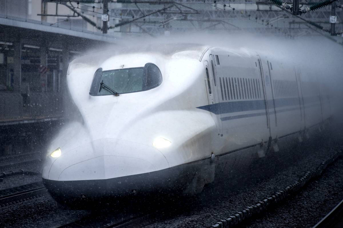 【2026年最新】台風接近で東海道新幹線はどう動く？計画運休の判断基準と混乱を避けるための完全防衛術