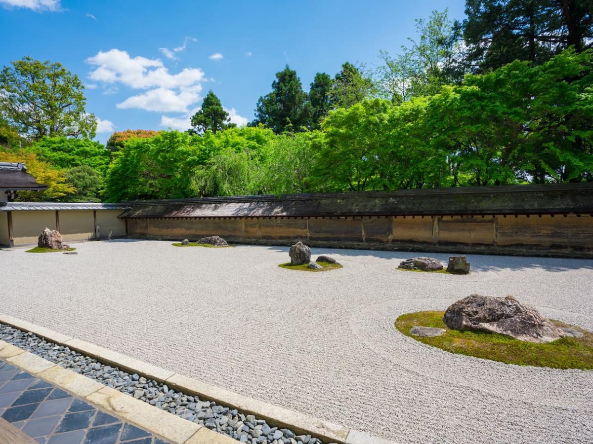 龍安寺の歴史と石庭の謎を解剖！15個の石やつくばいの真相