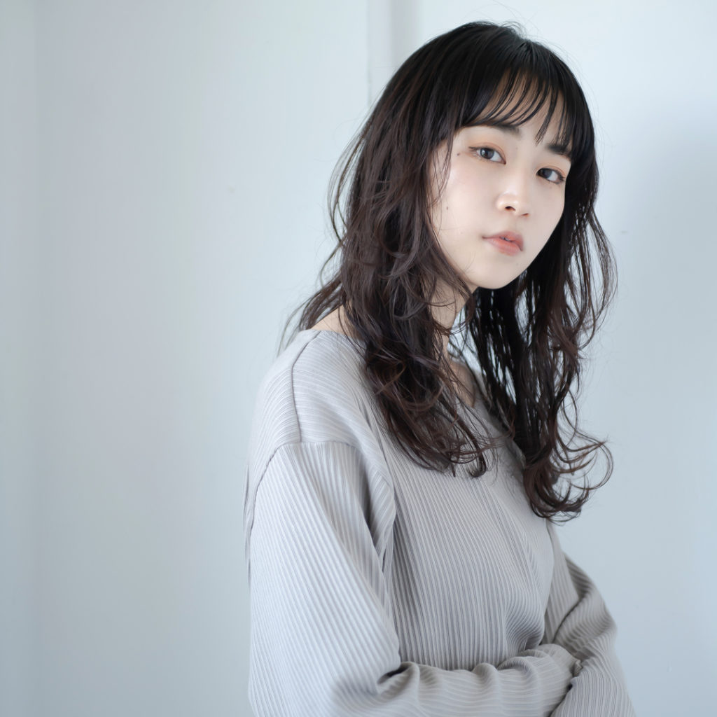 洗っても髪が油っぽい原因とは？頭皮ベタつきを根本解消する最新ケア