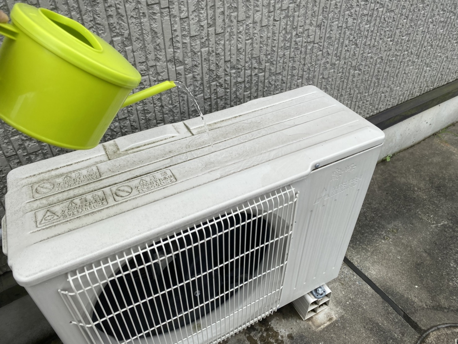 2026年猛暑の真実｜エアコンの「室外 機 水 を かける」節電術にメーカー激怒？故障リスクと正解の冷やす技術