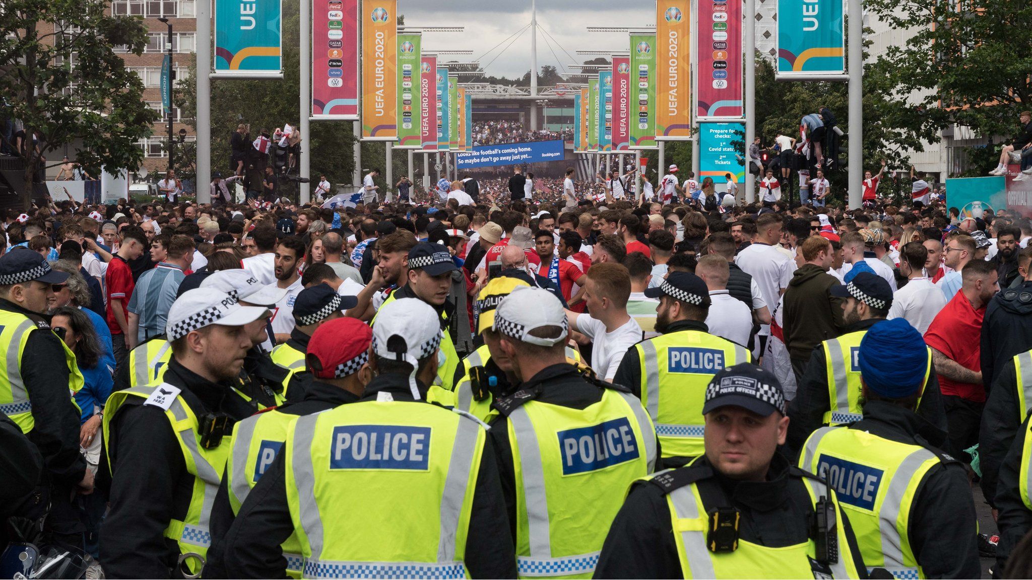 Metropolitan Police Officers Arrested 32 People During a Wembley Operation