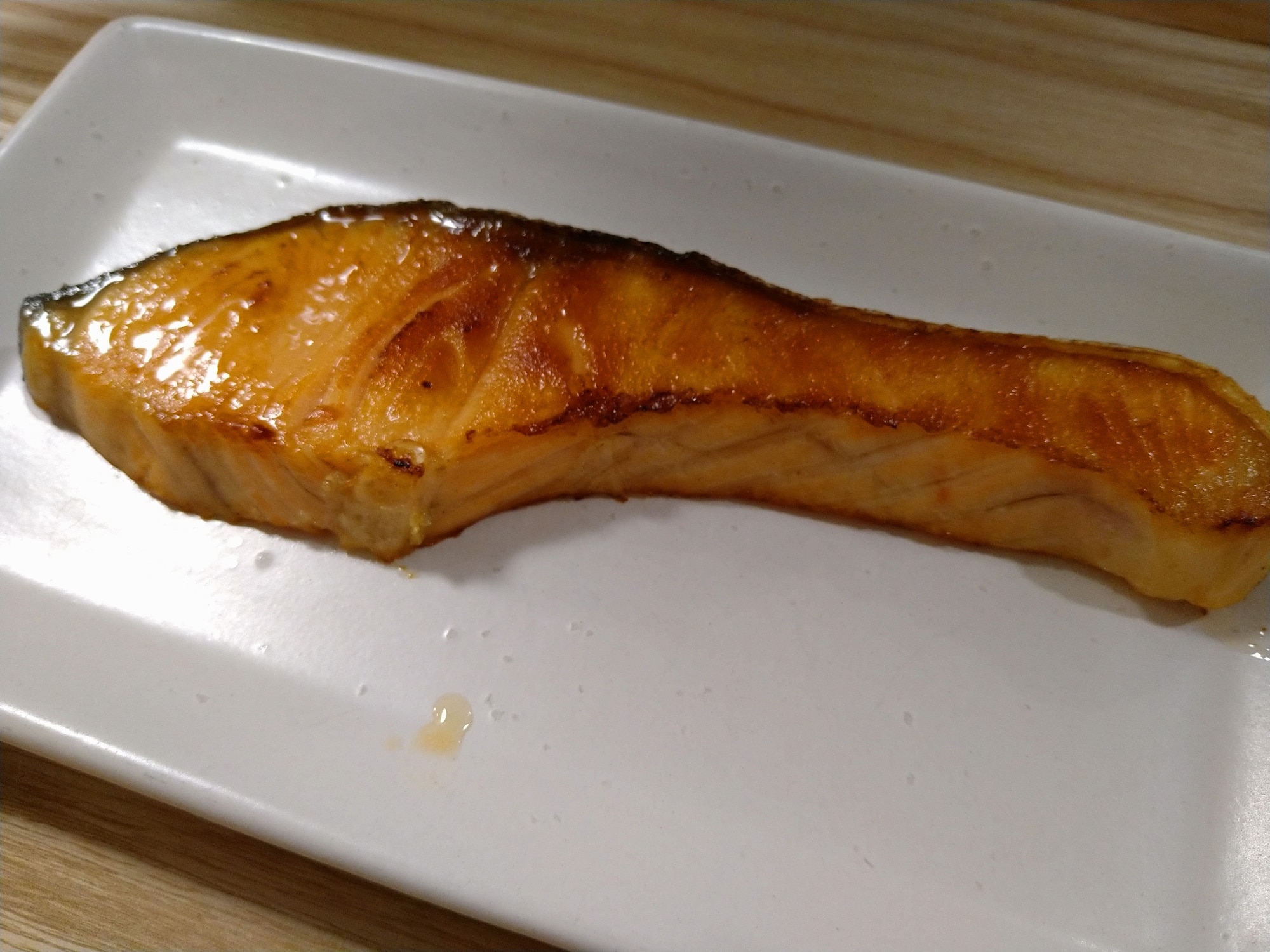 冷凍鮭の焼き方は凍ったままが新常識！パサつかずふっくら仕上がるプロの技