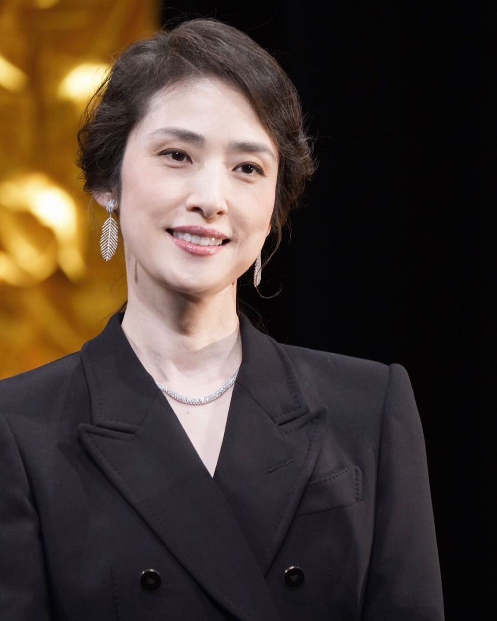 天海祐希が独身を貫く真相とは？電撃退団の秘話と2026年現在の輝き