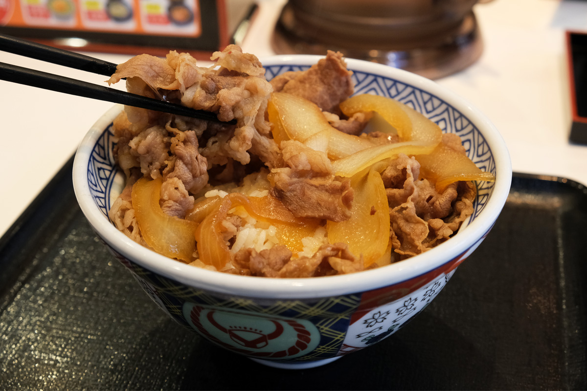 牛丼のアタマの大盛りとは？普通の大盛りとの違いや量・お得度を徹底解説