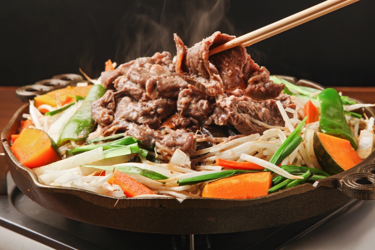 ジンギスカンとは何の肉？由来やラム・マトンの違いと美味しい焼き方