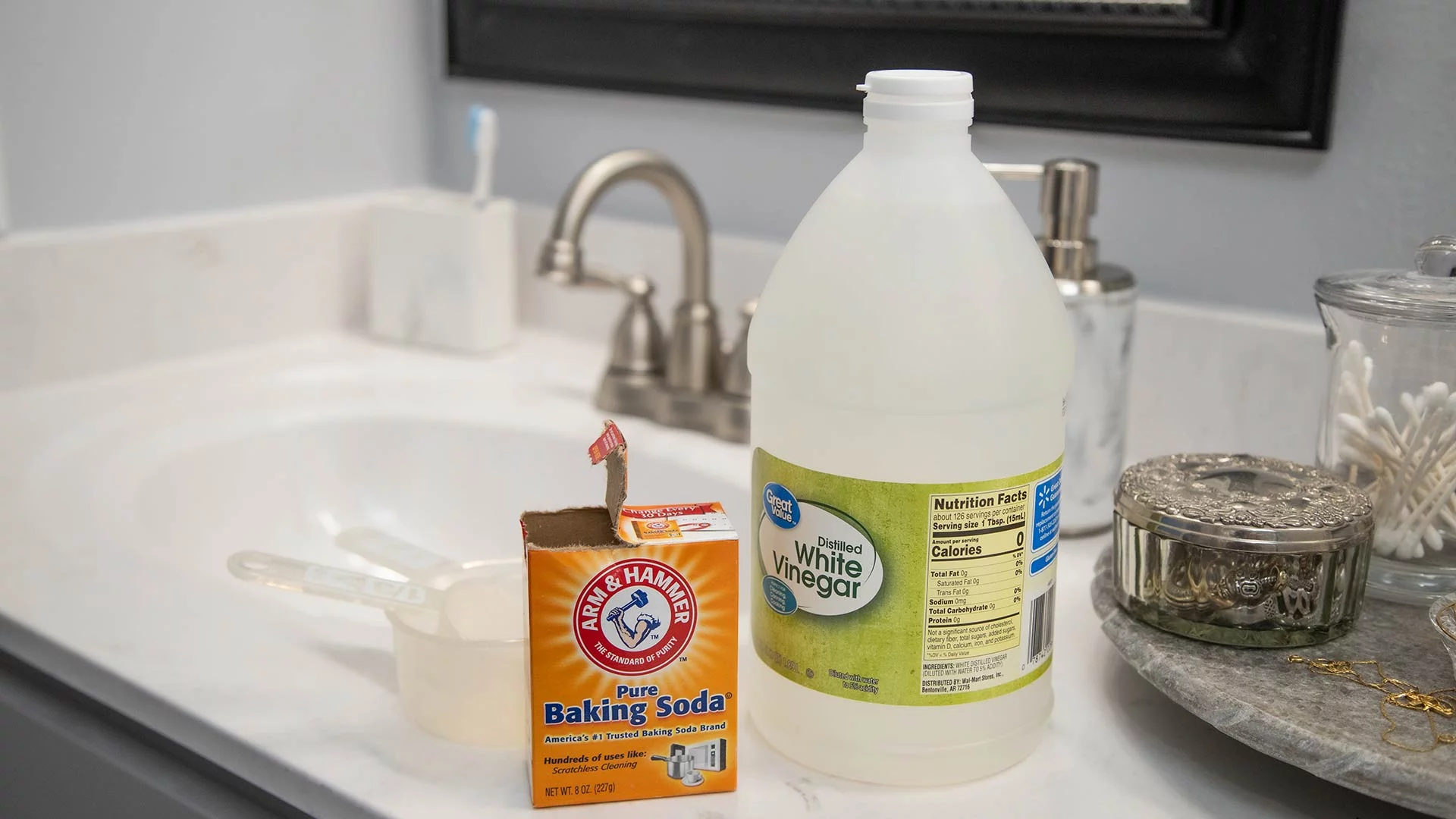 Vinegar and Baking Soda Bathroom Cleaner