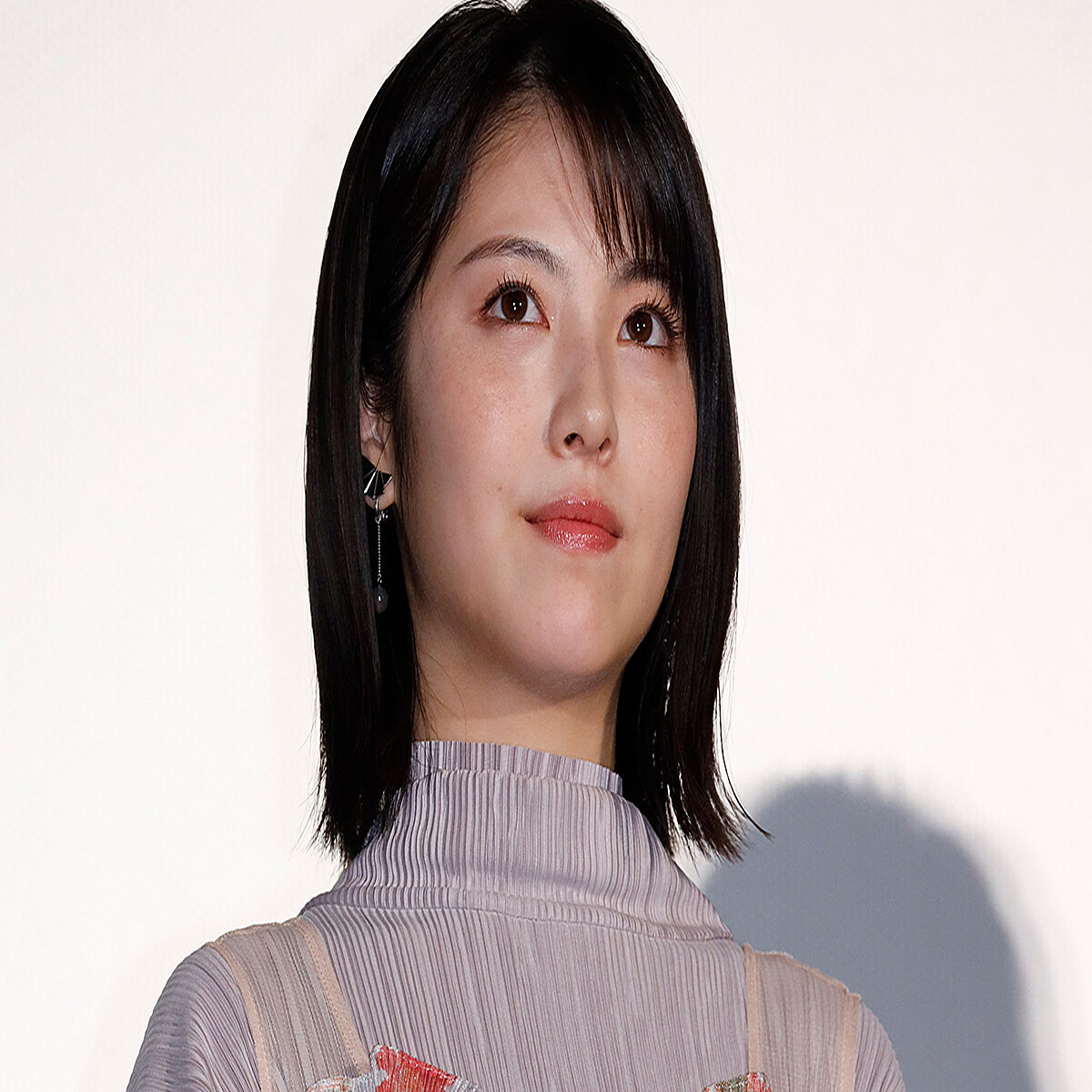 浜辺美波の最新ビジュアルに心配の声？「痩せすぎ」と騒がれる背景と、彼女が語った「美意識」の真実