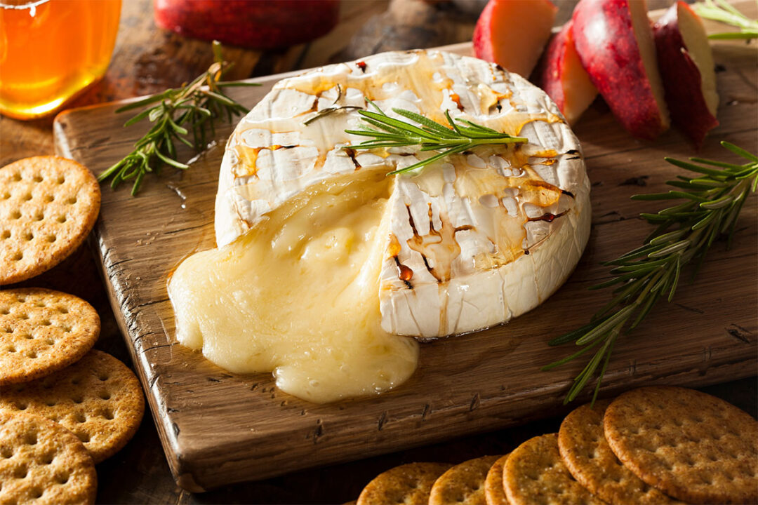 What Crackers to Serve with Brie