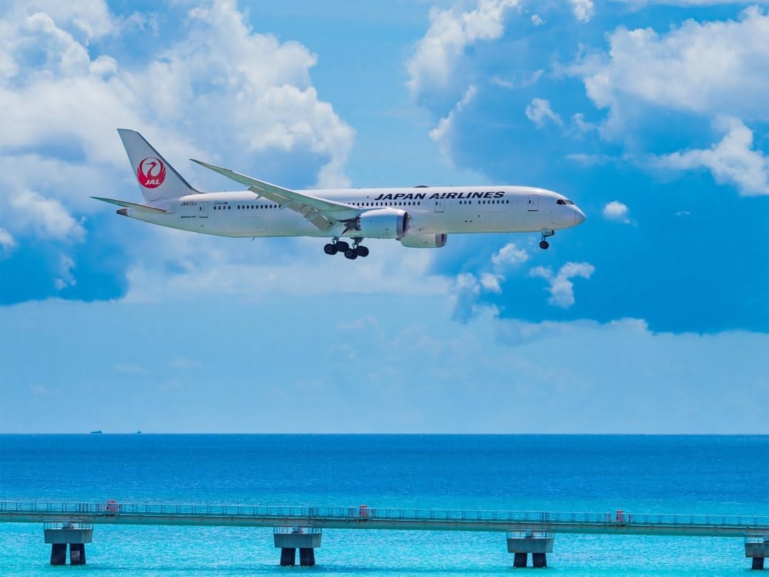 飛行機雲の英語表現を徹底解説｜Contrailの語源・Vapor Trailとの違い・航空無線で使う略語まで一覧で紹介