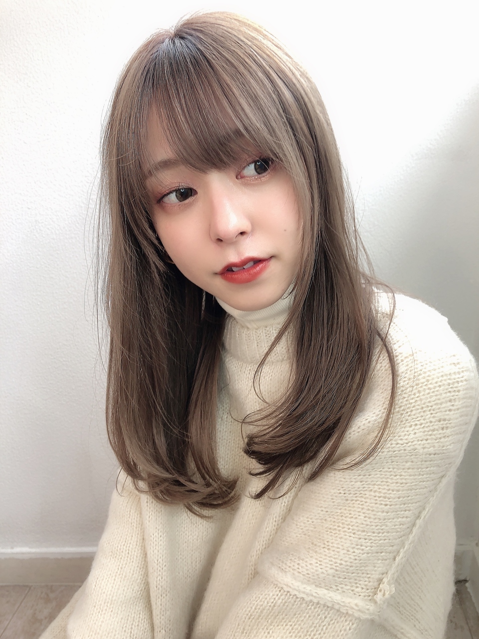 前髪を斜めに流す垢抜け術！割れる・崩れる原因とプロ直伝のキープ法