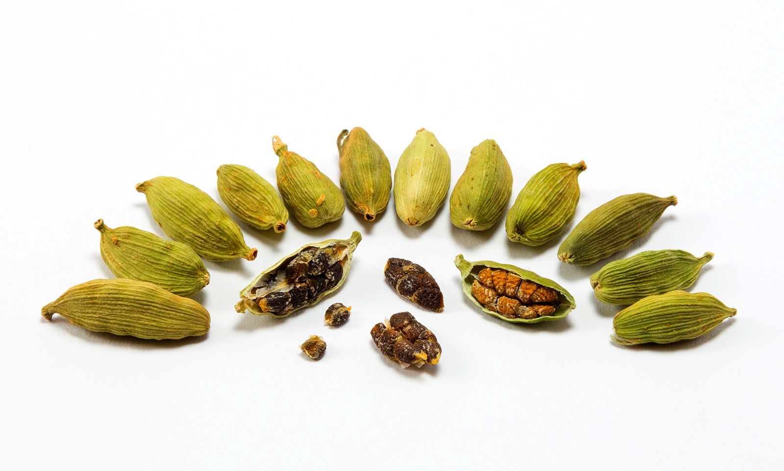 Cardamom Pods to Seeds