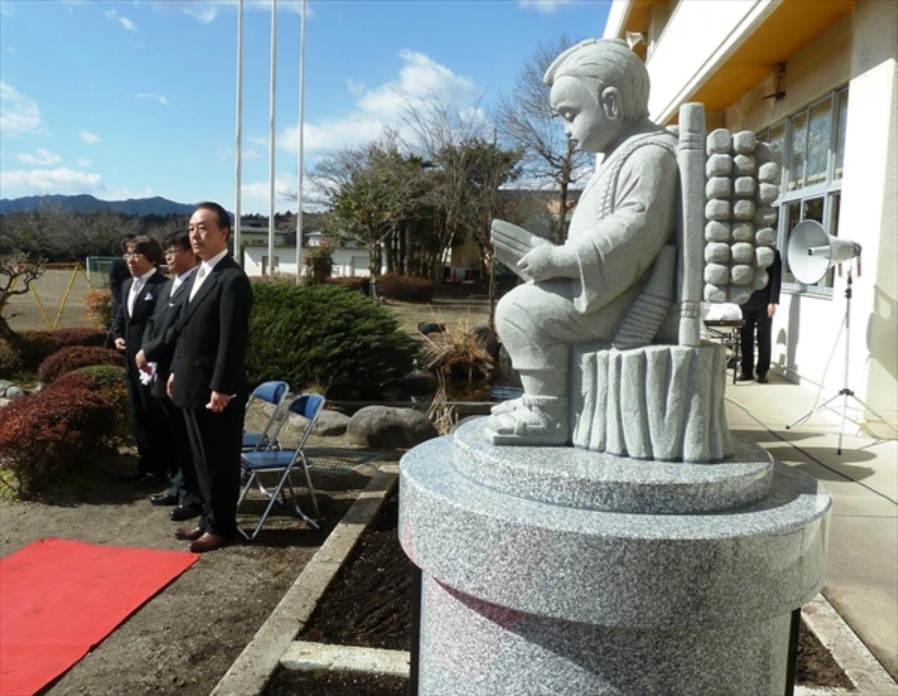 二宮金次郎像が座る理由は？歩きスマホ批判の真相と全国の最新動向