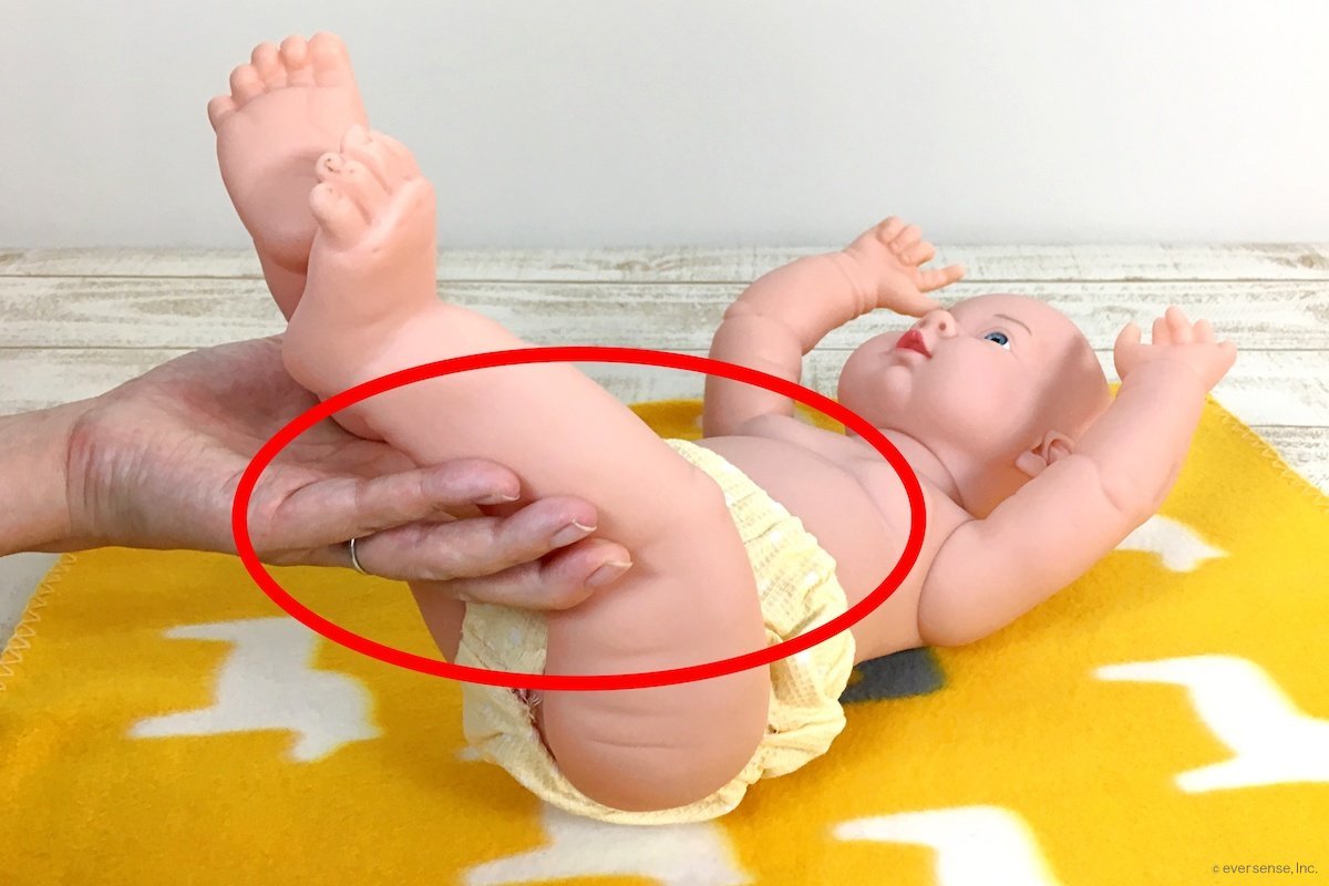 新生児オムツ替えの足の持ち方！股関節を守る助産師の正解ケア法