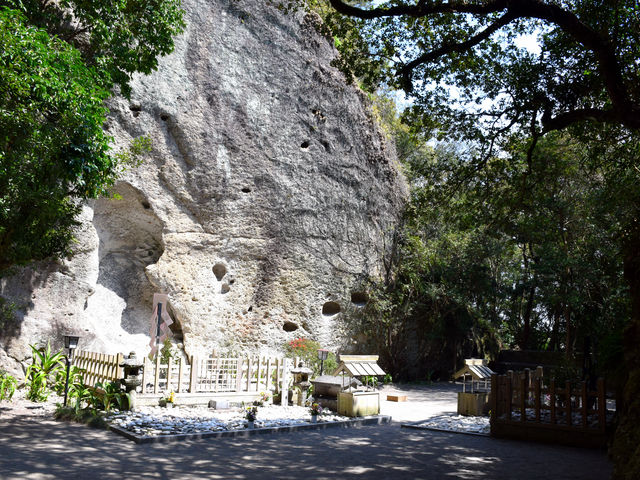 日本最古の神話が息づく巨岩へ——2026年、世界中の旅人を魅了する「花 の 窟 神社」の静謐なる聖域