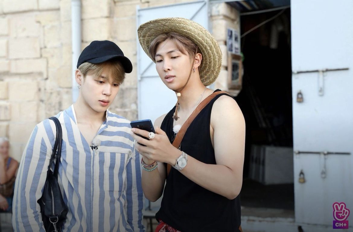 Jungkook Giving Jimin His Phone Bon Voyage