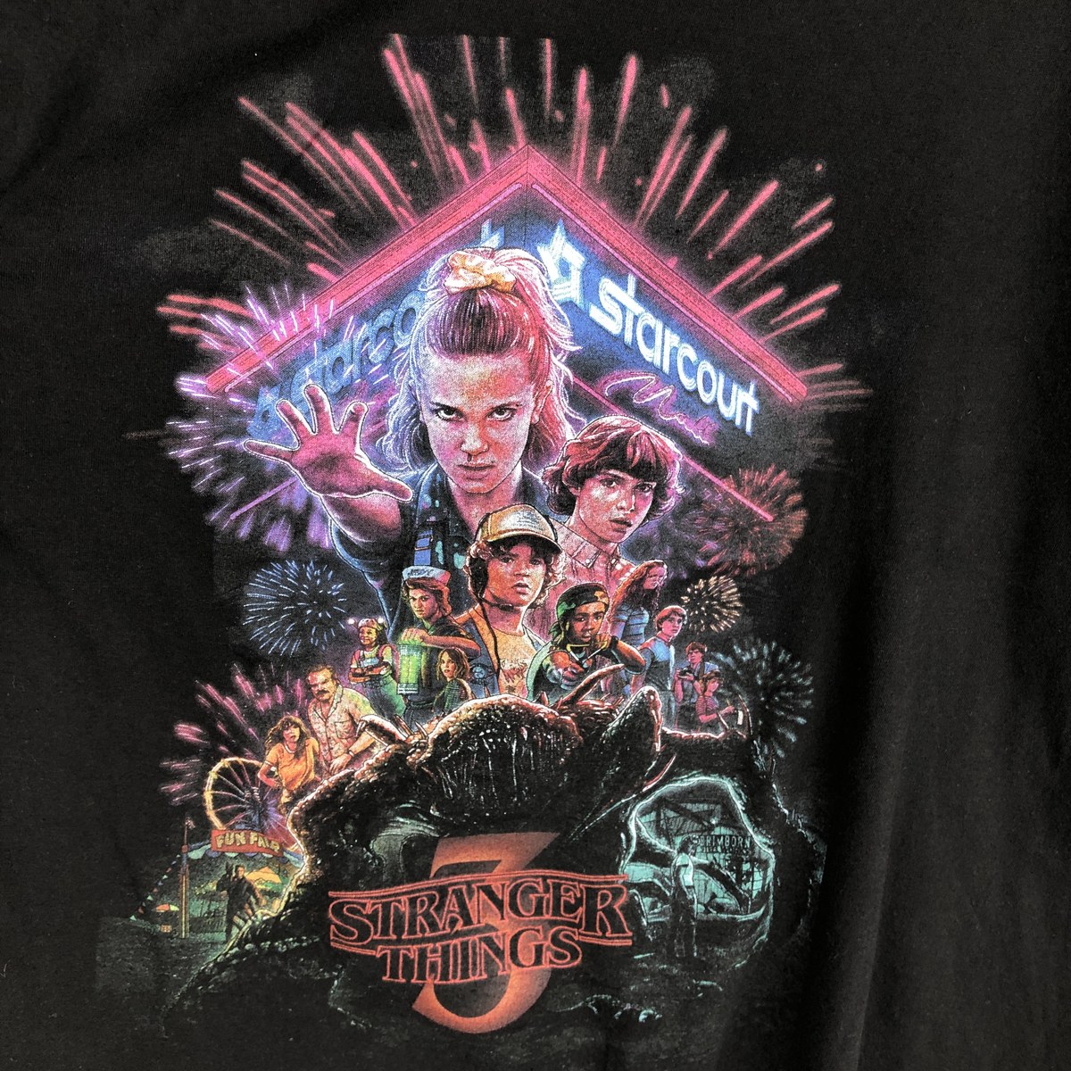 ストレンジャーシングスTシャツ即完売の真相！公式とコラボ徹底解明