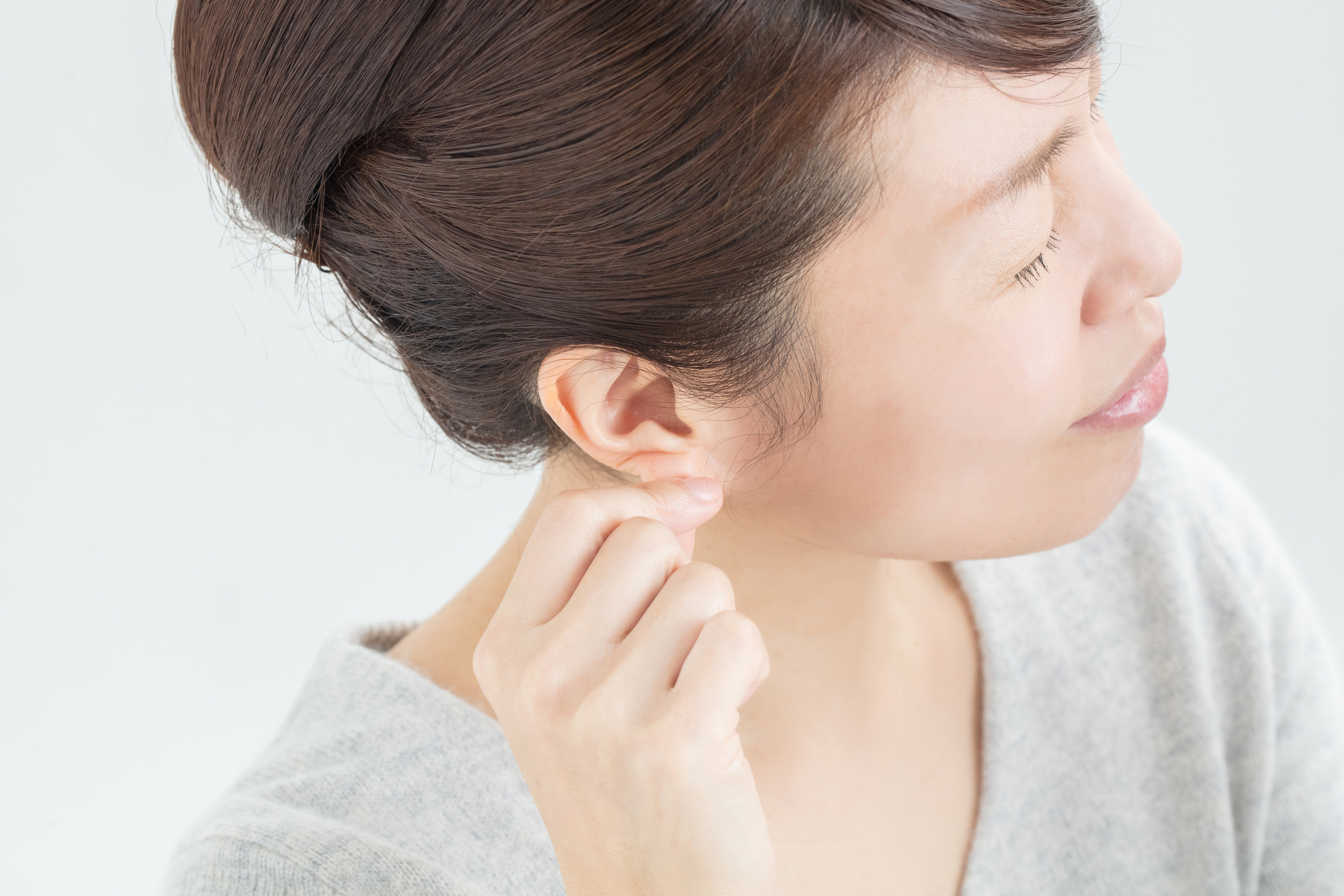 耳たぶやリンパの腫れ・痛いしこりの正体とは？原因と受診科を徹底解説