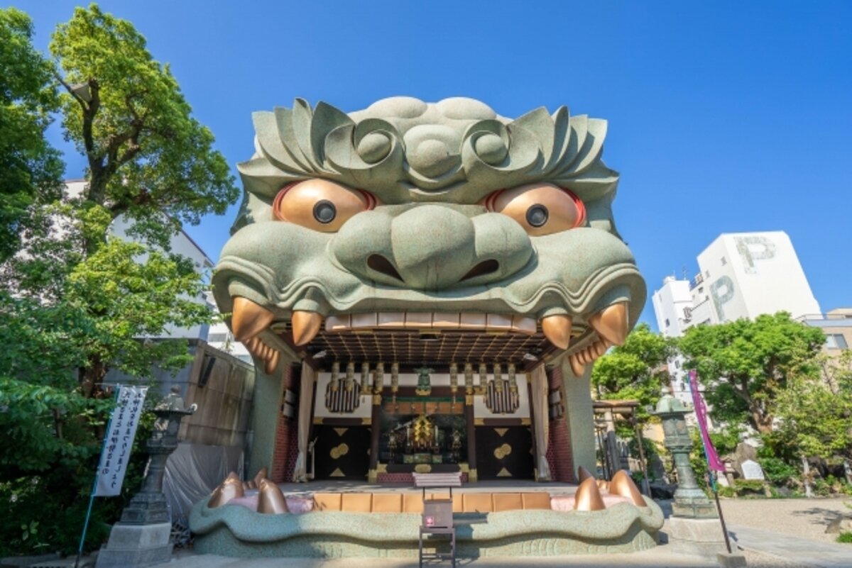 巨大獅子頭が口を開く理由とは？難波八坂神社のご利益と最新参拝術