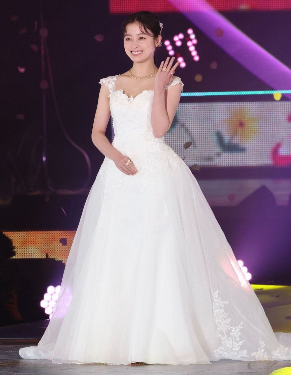 橋本環奈のドレス姿に絶賛！紅白や授賞式の着用ブランド＆値段を徹底解明