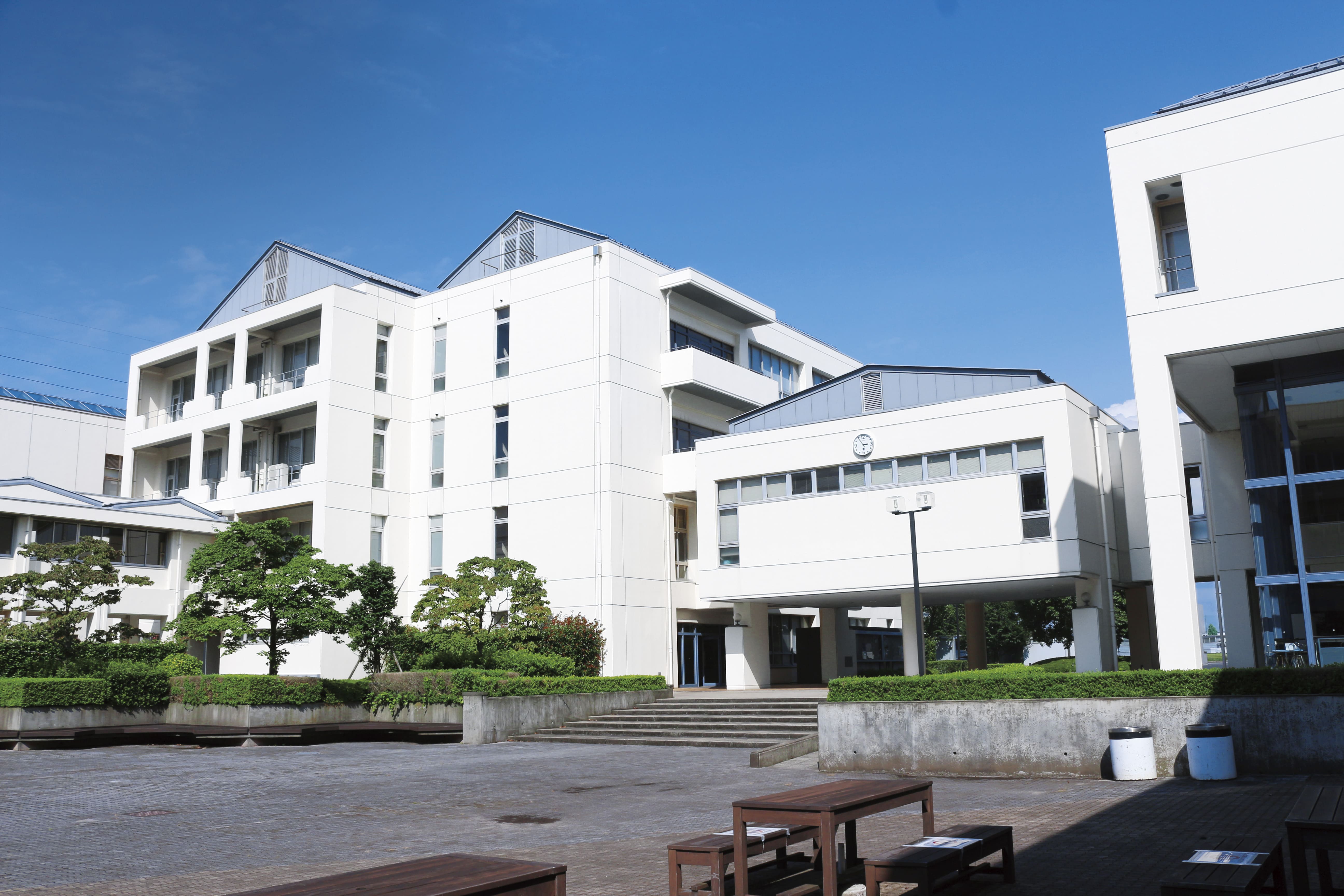 日本大学薬学部のリアルな評判と偏差値｜進級率や国家試験合格率の真相
