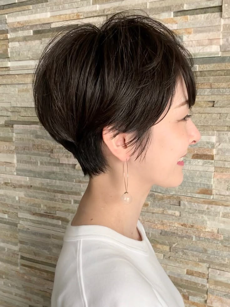 耳上ショートで劇的小顔！2026年最新ヘアカタログと似合う人の法則