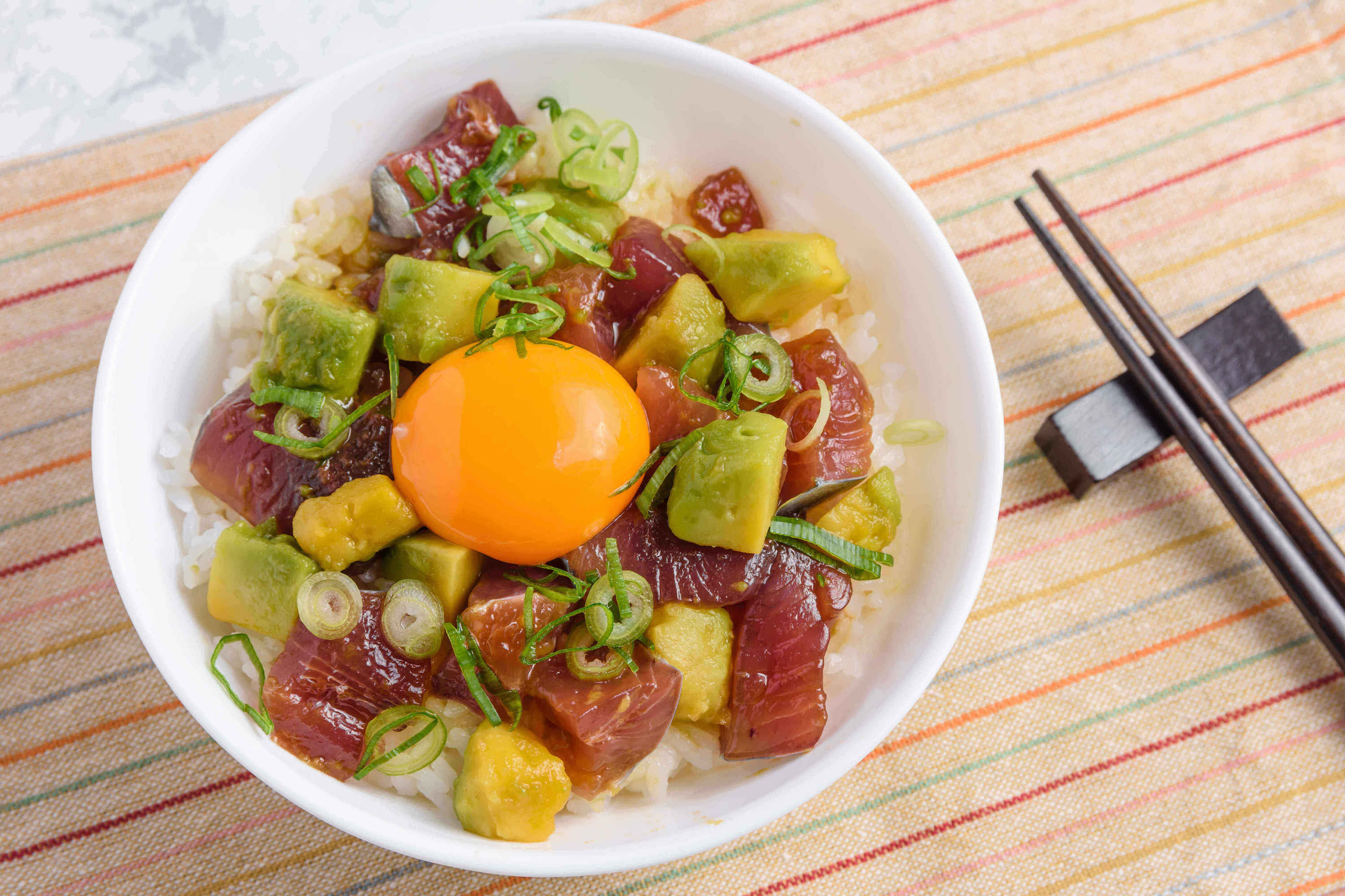 本場ハワイの味を5分で再現！絶品ポキ丼レシピと黄金比タレの秘密