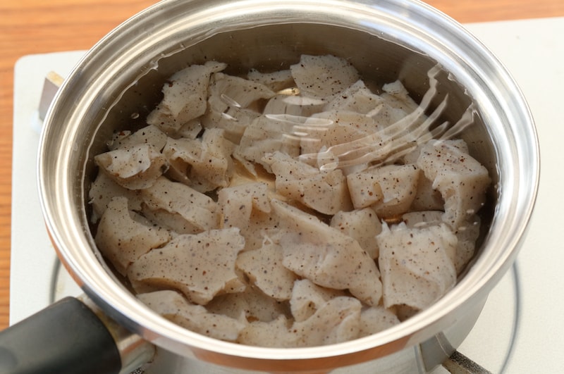 こんにゃくの下茹でで劇変！プロが教える味染みと臭み抜き極意