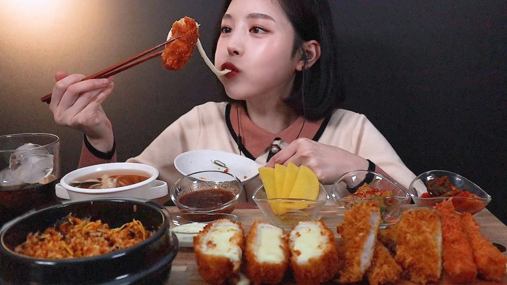 なぜ世界は「他人が大食いする映像」に依存し続けるのか？狂乱のモッパンブームから2026年の最新Ai食卓革命まで
