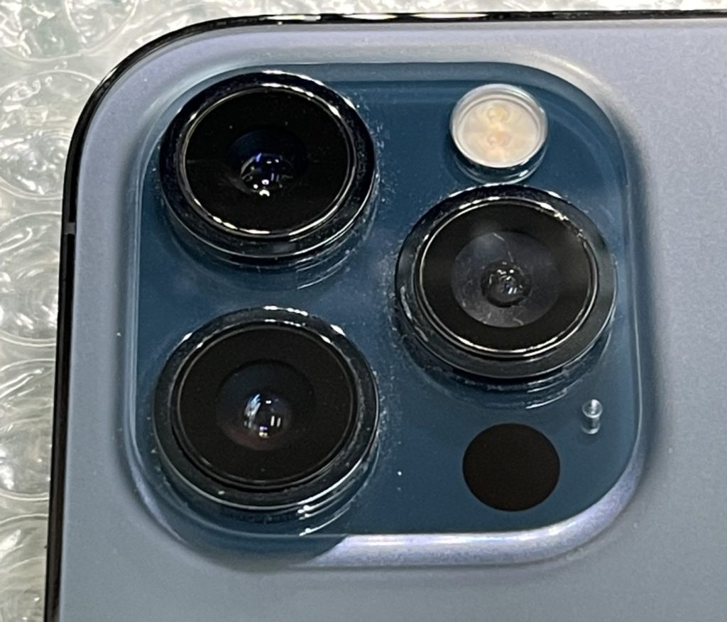 Iphoneカメラに映る謎の青い点！故障の見分け方と消す裏ワザを解説